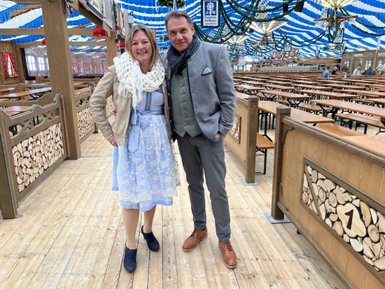 Wiesn-Stadträtin Anja Berger und Wirt Peter Schöniger in dessen Festhalle Bayernland(©Foto. Martin Schmitz)